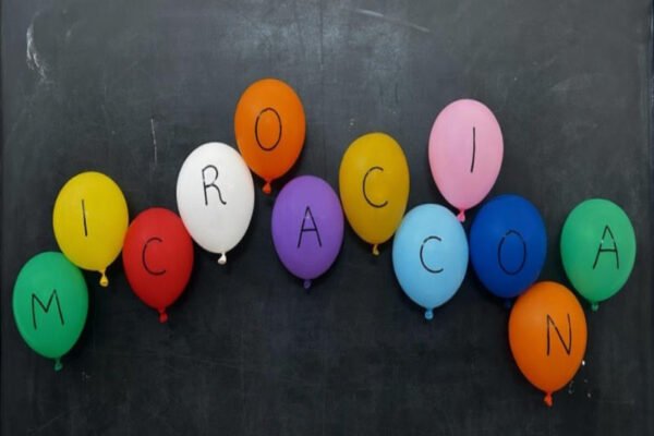 Cartel de la XI edición de Microacciona en Beniaján 2026 con globos de colores formando la palabra Microacciona