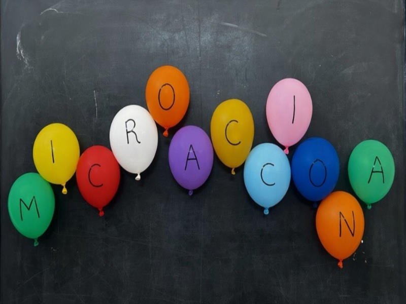 Cartel de la XI edición de Microacciona en Beniaján 2026 con globos de colores formando la palabra Microacciona