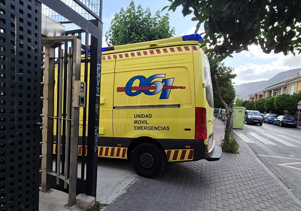 Ambulancia del 061 entrando al IES Beniaján durante una jornada marcada por las altas temperaturas y la protesta de alumnos
