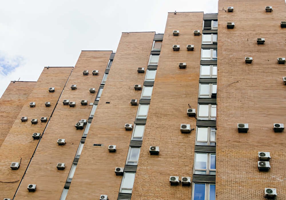Compresores de aire acondicionado instalados en fachada de edificio en Beniaján, Murcia