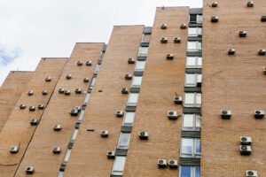 Compresores de aire acondicionado instalados en fachada de edificio en Beniaján, Murcia