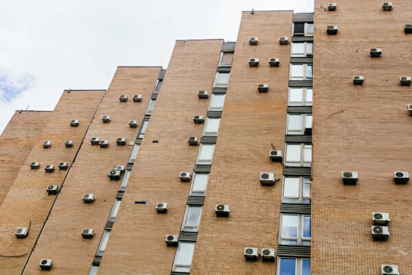 Compresores de aire acondicionado instalados en fachada de edificio en Beniaján, Murcia