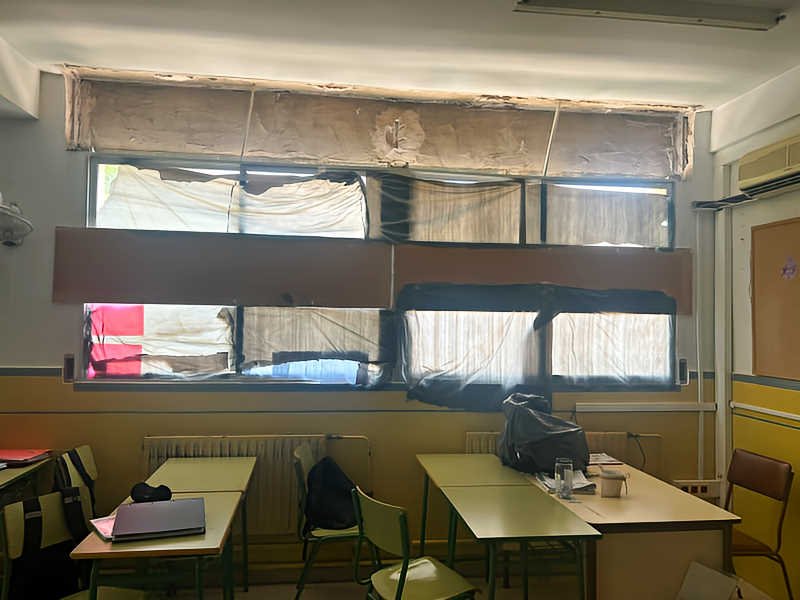 Aula del IES Beniaján con las ventanas cubiertas durante las obras que se realizan en el centro educativo.