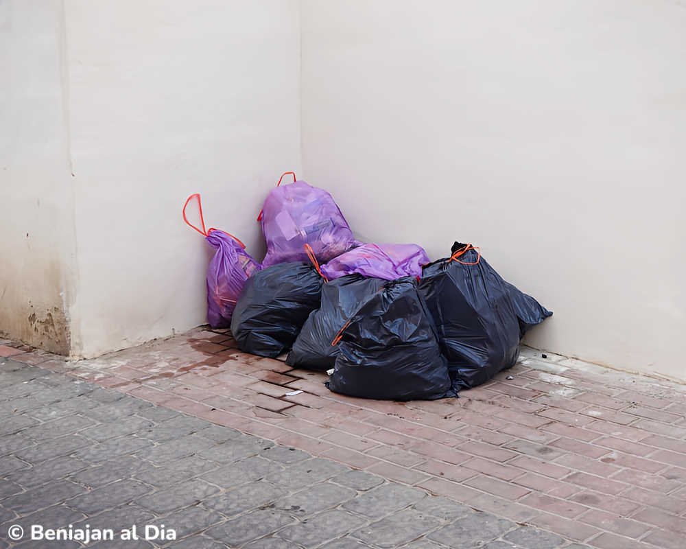 Varias bolsas de basura acumuladas sobre una acera de Beniaján, sin contenedores ni punto de recogida visible en la zona.