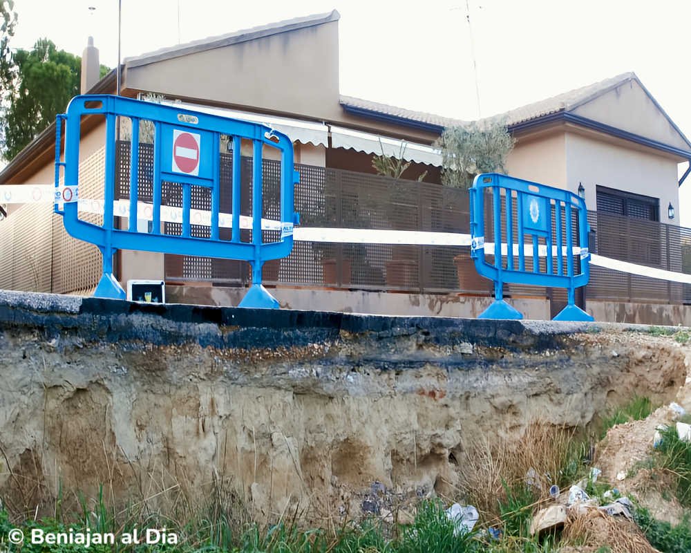 Zona vallada en Carril Juanetes de San José de la Vega, Murcia por el derrumbe de un talud