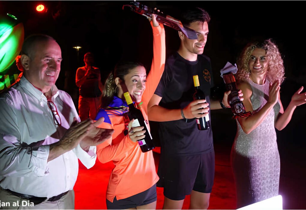 Ganadores de la primera BeniRun 7K en Beniaján en el podio junto al alcalde pedáneo Paco Nicolás y la madrina Miriam Rodríguez Olmo.