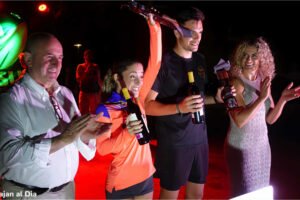 Ganadores de la primera BeniRun 7K en Beniaján en el podio junto al alcalde pedáneo Paco Nicolás y la madrina Miriam Rodríguez Olmo.