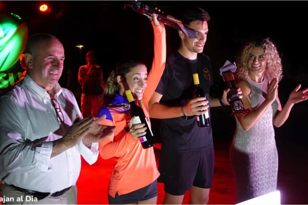 Ganadores de la primera BeniRun 7K en Beniaján en el podio junto al alcalde pedáneo Paco Nicolás y la madrina Miriam Rodríguez Olmo.