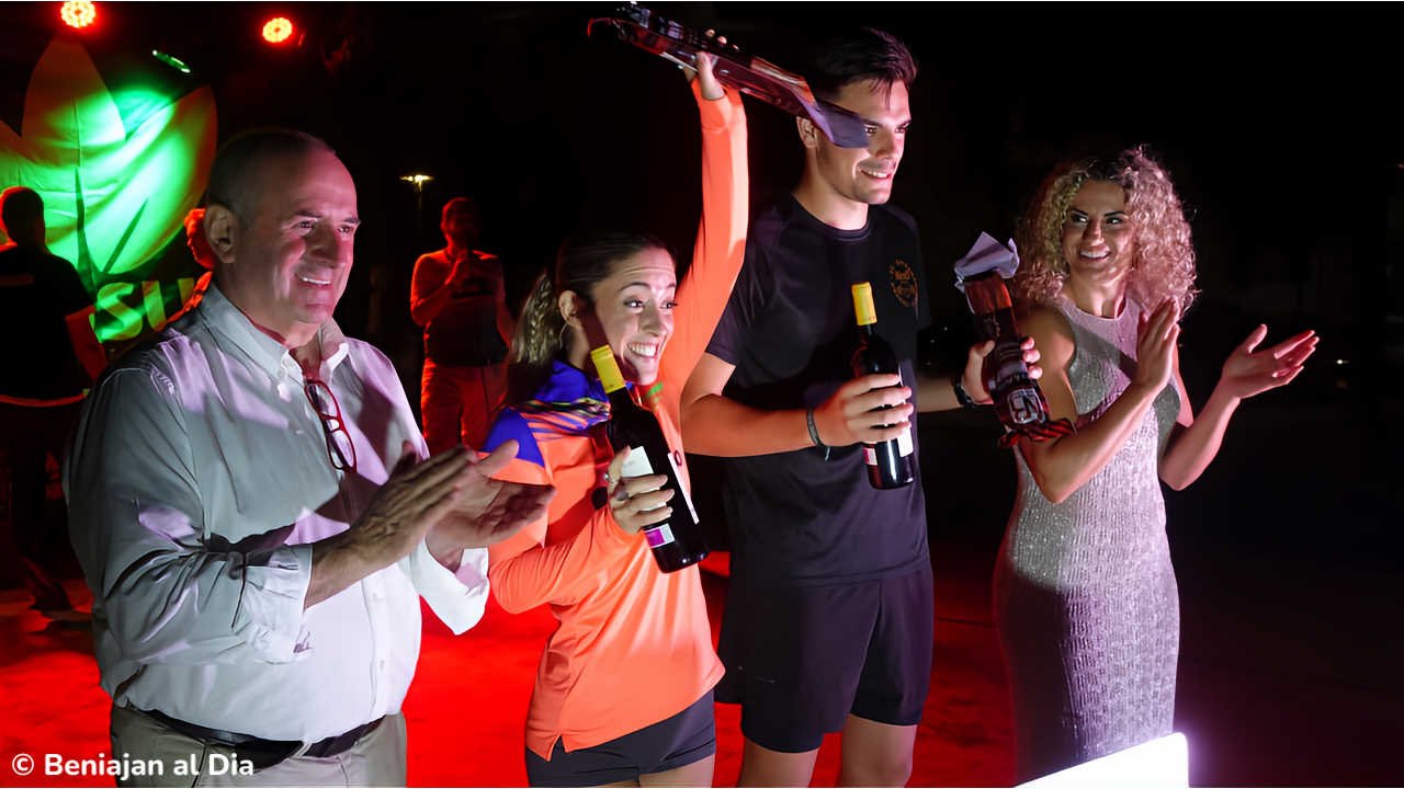 Ganadores de la primera BeniRun 7K en Beniaján en el podio junto al alcalde pedáneo Paco Nicolás y la madrina Miriam Rodríguez Olmo.