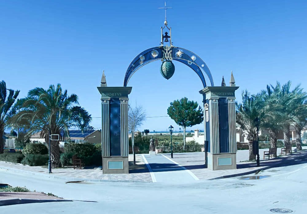Parque en la pedanía de Los Ramos, Murcia, con zonas verdes y arbolado, un espacio público de barrio utilizado para el paseo y el descanso de los vecinos