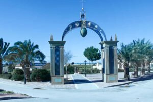 Parque en la pedanía de Los Ramos, Murcia, con zonas verdes y arbolado, un espacio público de barrio utilizado para el paseo y el descanso de los vecinos