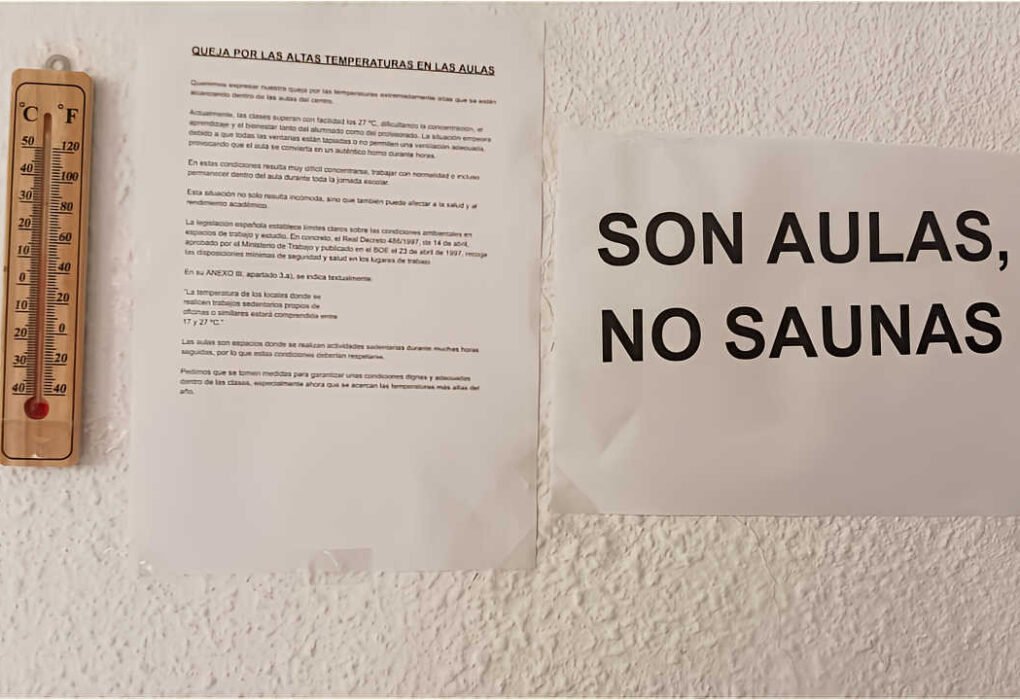 Cartel en el IES Beniaján con el mensaje “No son aulas, son saunas”, junto a un termómetro que muestra altas temperaturas y el manifiesto de protesta del alumnado por el calor extremo y la falta de ventilación en las aulas.