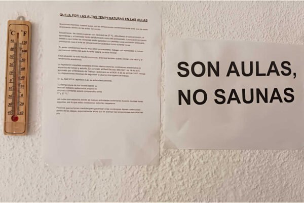 Cartel en el IES Beniaján con el mensaje “No son aulas, son saunas”, junto a un termómetro que muestra altas temperaturas y el manifiesto de protesta del alumnado por el calor extremo y la falta de ventilación en las aulas.