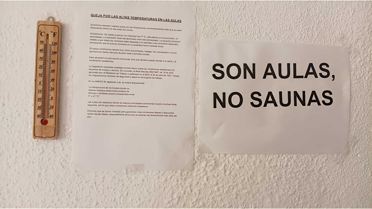 Cartel en el IES Beniaján con el mensaje “No son aulas, son saunas”, junto a un termómetro que muestra altas temperaturas y el manifiesto de protesta del alumnado por el calor extremo y la falta de ventilación en las aulas.