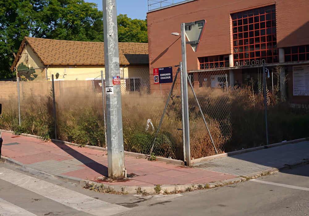 Parcela pública sin limpiar y con vegetación seca junto al auditorio municipal de Beniaján, Murcia
