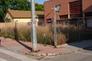 Parcela pública sin limpiar y con vegetación seca junto al auditorio municipal de Beniaján, Murcia