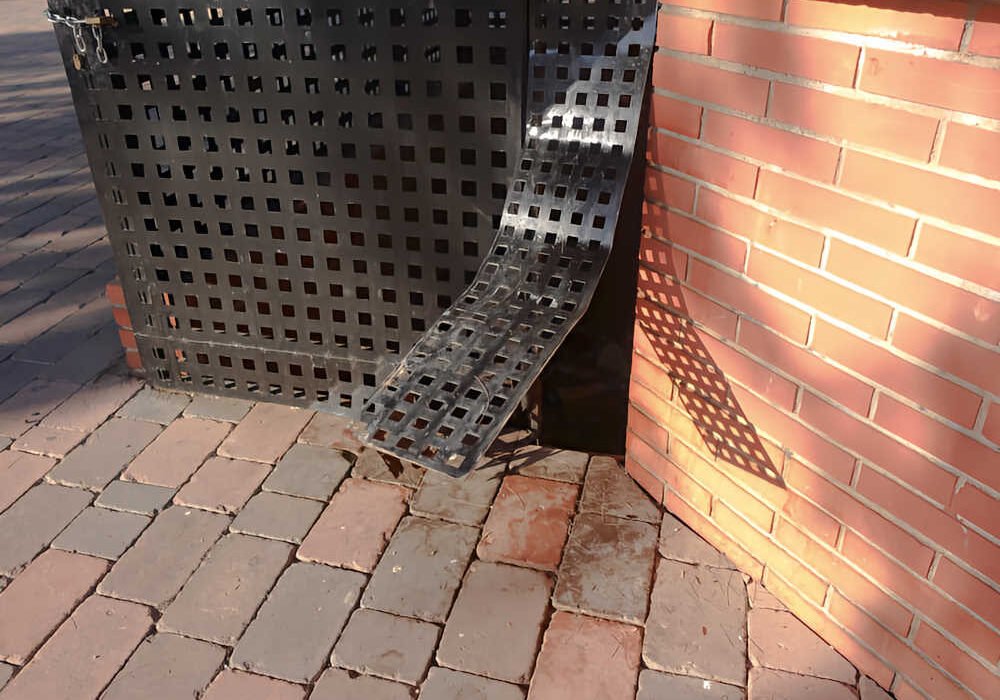 Reja rota en el escenario del jardín de Monteazahar en Beniaján (Murcia)