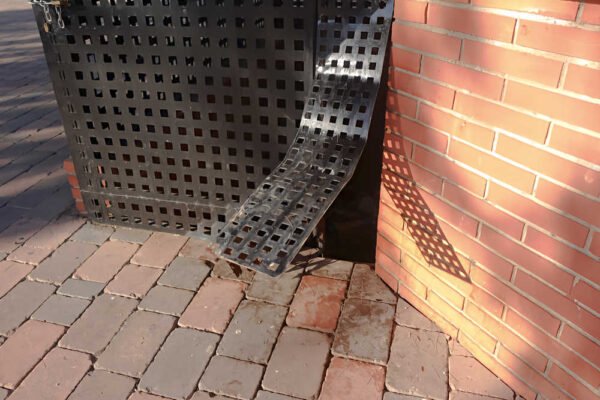 Reja rota en el escenario del jardín de Monteazahar en Beniaján (Murcia)