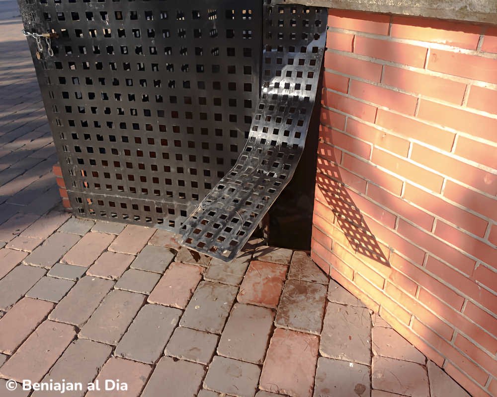 Reja rota en el escenario del jardín de Monteazahar en Beniaján (Murcia)