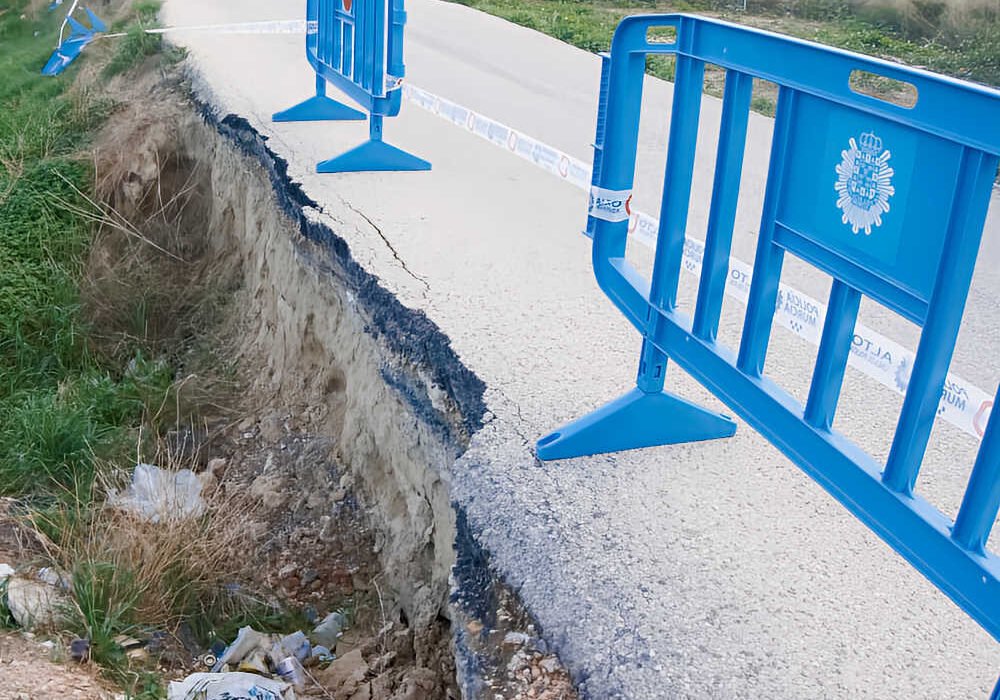 Vallas de la policía local de Murcia acordonan la zona afectada del talud en el carril Juanetes en San José de la Vega