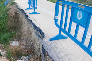 Vallas de la policía local de Murcia acordonan la zona afectada del talud en el carril Juanetes en San José de la Vega