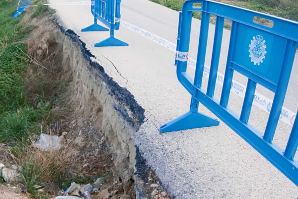 Vallas de la policía local de Murcia acordonan la zona afectada del talud en el carril Juanetes en San José de la Vega