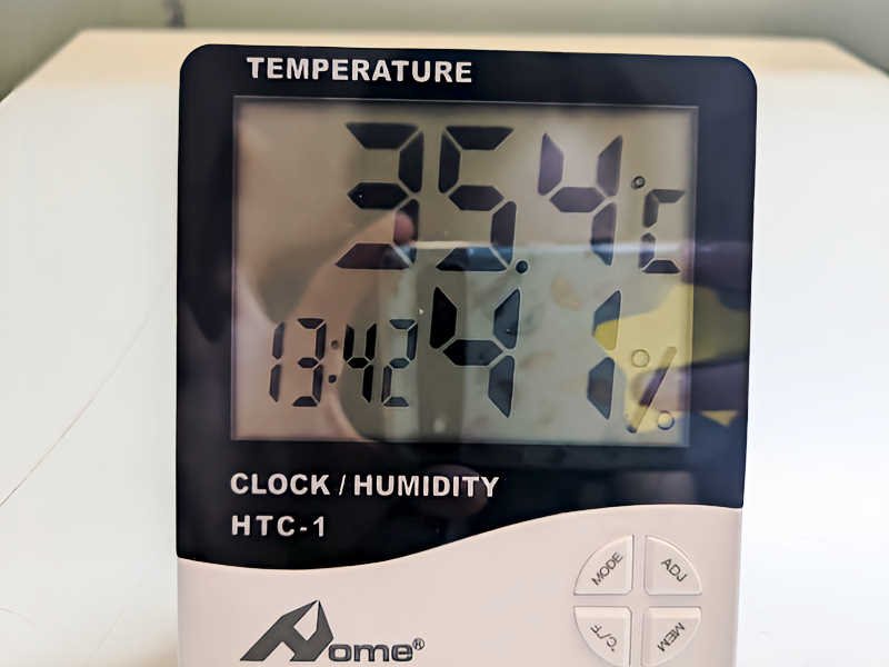 Termómetro marcando 35,4 °C en una de las aulas del IES Beniaján durante las obras que se realizan en el centro.