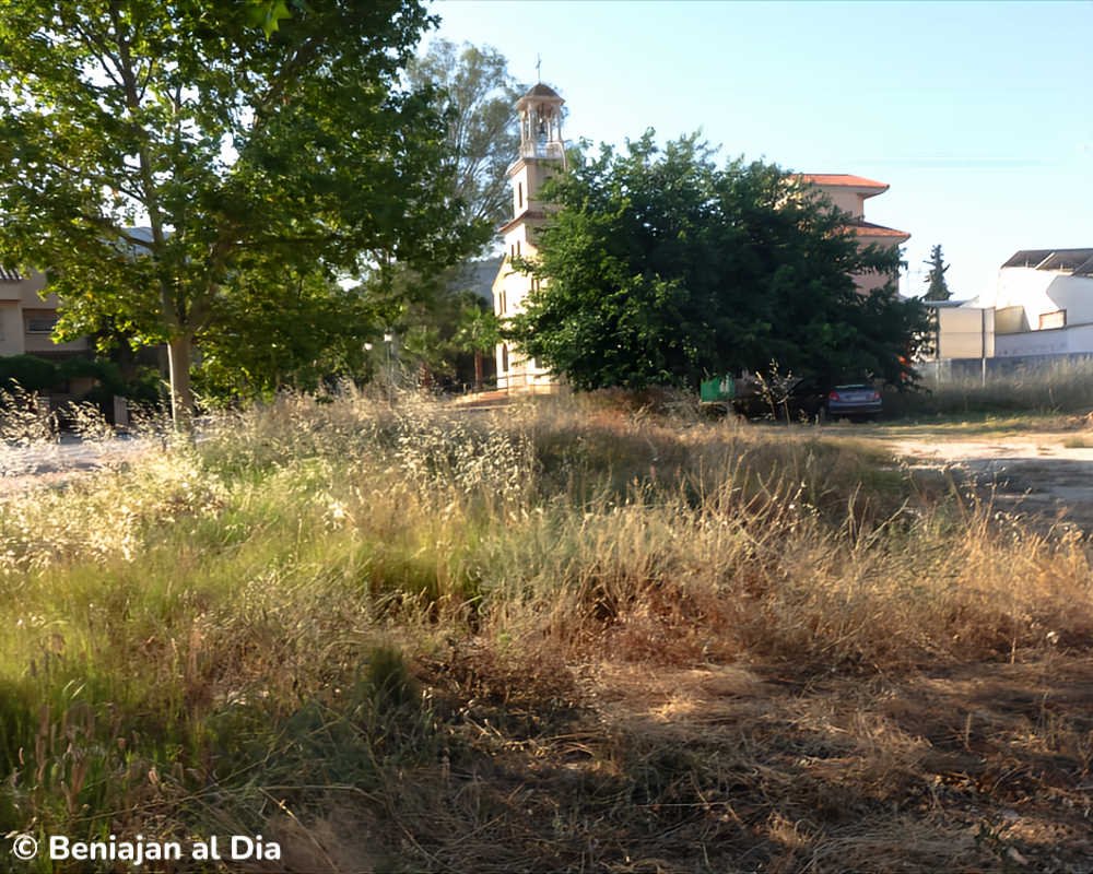 Parcela pública con maleza alta junto a la ermita de la Sagrada Familia en Beniaján, Murcia