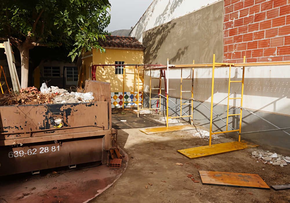 Obras de limpieza, desratización y construcción de un muro en la antigua guardería de Beniaján.
