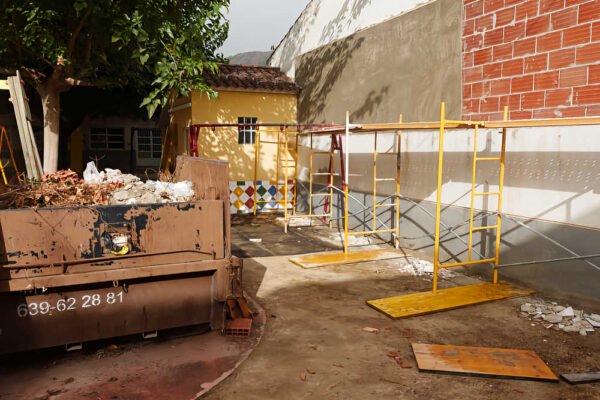 Obras de limpieza, desratización y construcción de un muro en la antigua guardería de Beniaján.