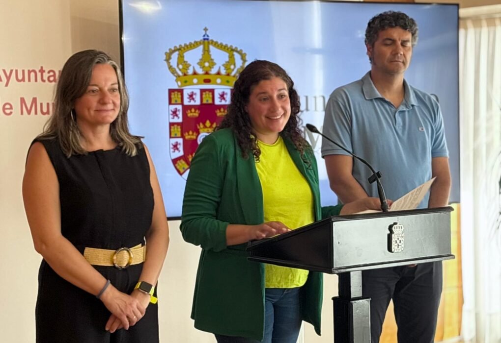 La concejal Sofía López-Briones presenta la convocatoria de ayudas educativas para los institutos públicos del municipio.