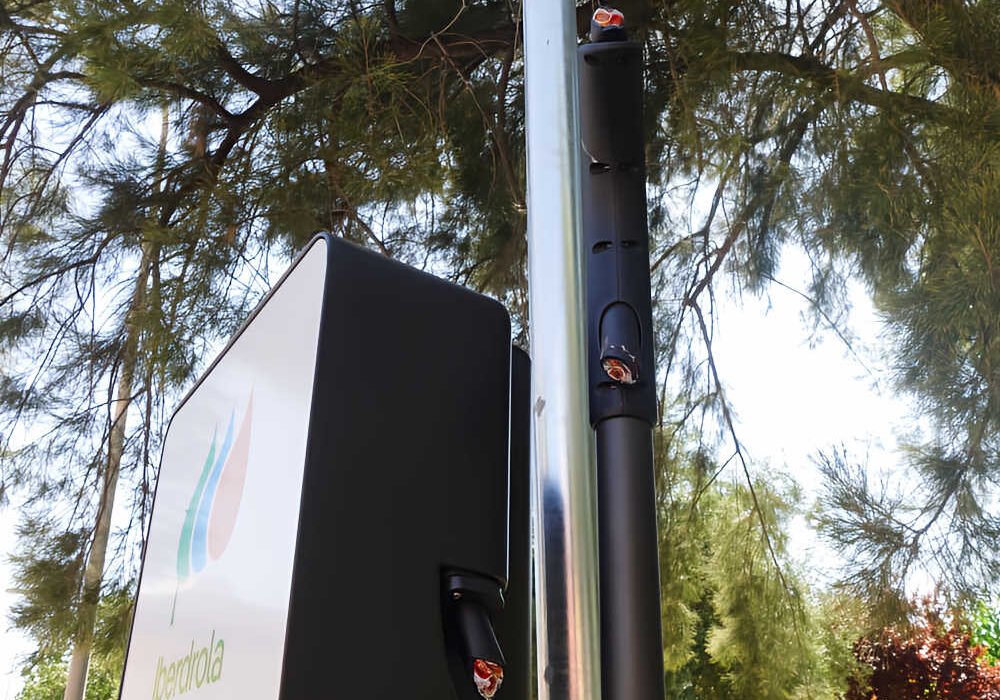 Punto de recarga de vehículos eléctricos vandalizado en Beniaján (Murcia), con las mangueras cortadas para sustraer el cobre.