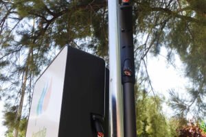 Punto de recarga de vehículos eléctricos vandalizado en Beniaján (Murcia), con las mangueras cortadas para sustraer el cobre.