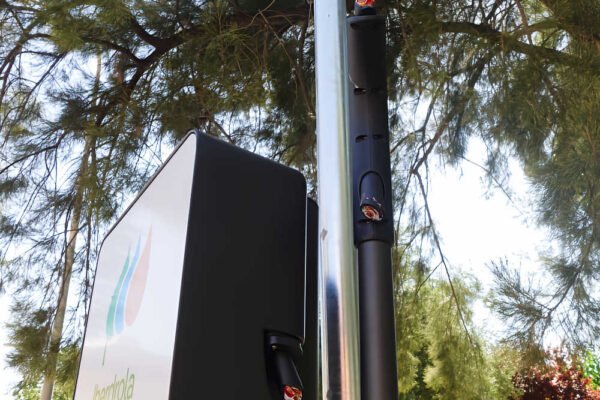 Punto de recarga de vehículos eléctricos vandalizado en Beniaján (Murcia), con las mangueras cortadas para sustraer el cobre.