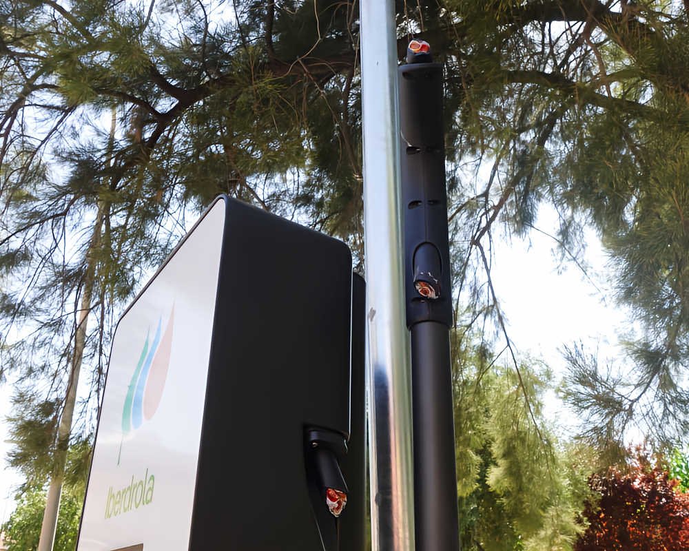 Punto de recarga de vehículos eléctricos vandalizado en Beniaján (Murcia), con las mangueras cortadas para sustraer el cobre.
