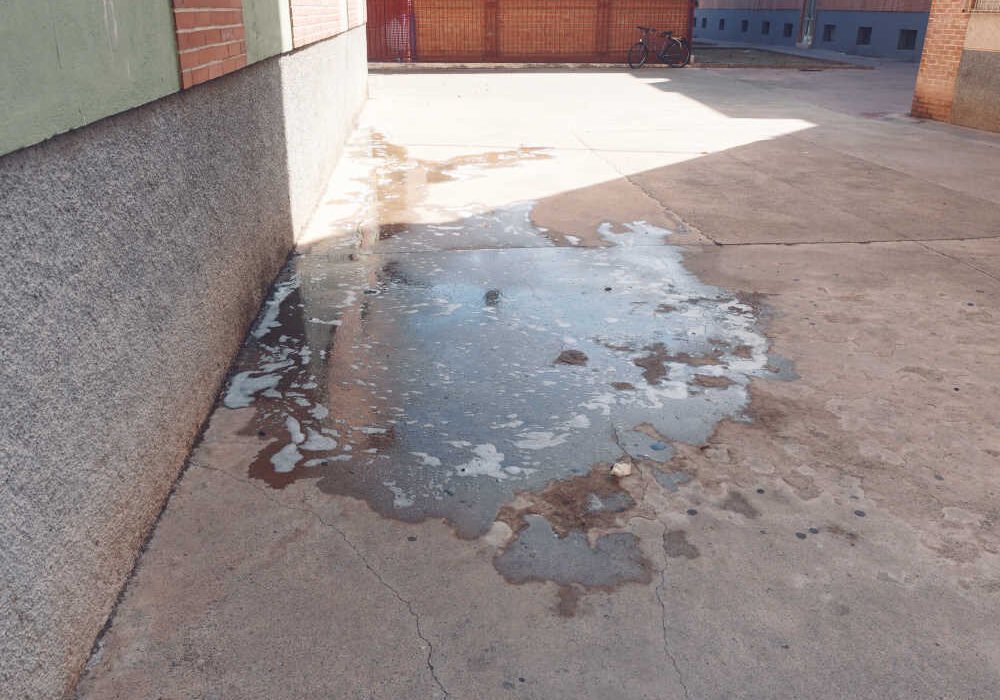Charco de aguas sucias vertidas en la vía pública en Beniaján