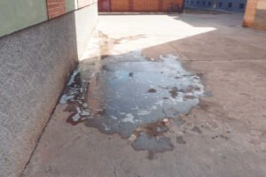 Charco de aguas sucias vertidas en la vía pública en Beniaján