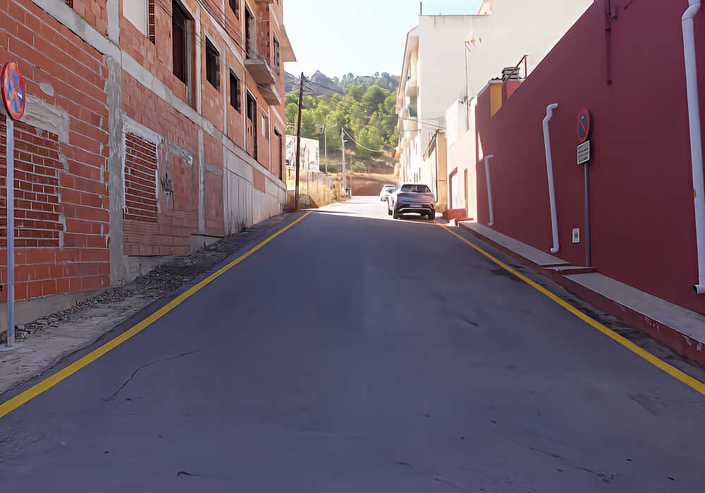 Calle Peñas Negras de Torreagüera con líneas amarillas a ambos lados que prohíben aparcar