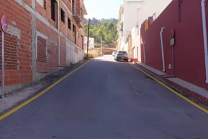 Calle Peñas Negras de Torreagüera con líneas amarillas a ambos lados que prohíben aparcar