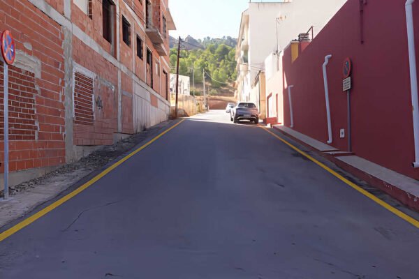 Calle Peñas Negras de Torreagüera con líneas amarillas a ambos lados que prohíben aparcar