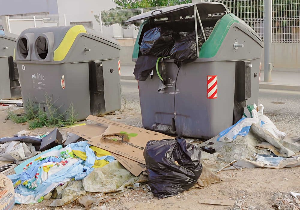 Contenedores de basura rebosantes en Beniaján, Murcia