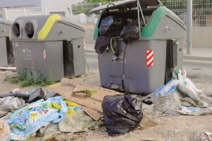 Contenedores de basura rebosantes en Beniaján, Murcia