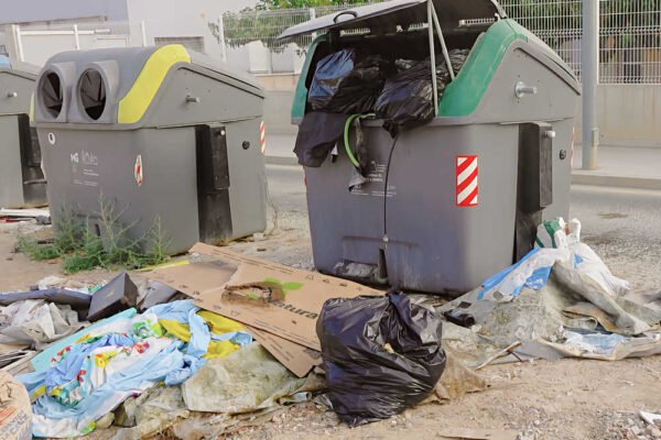 Contenedores de basura rebosantes en Beniaján, Murcia
