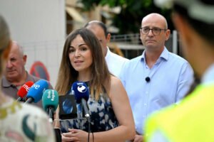 Rebeca Pérez atiende a los medios de comunicación durante su visita al IES Beniaján