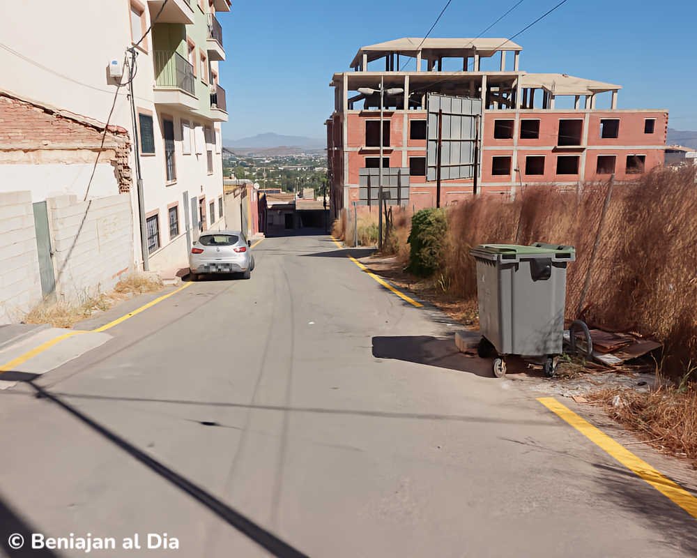 Solares con maleza en la calle Peñas Negras de Torreagüera, Murcia