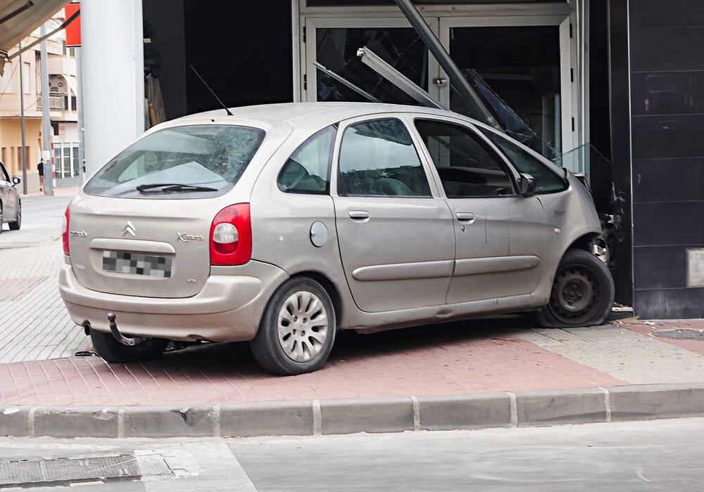 Vehículo empotrado contra el comercio Reche en la avenida Monteazahar de Beniaján, Murcia