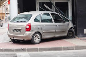 Vehículo empotrado contra el comercio Reche en la avenida Monteazahar de Beniaján, Murcia