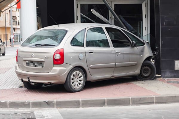 Vehículo empotrado contra el comercio Reche en la avenida Monteazahar de Beniaján, Murcia