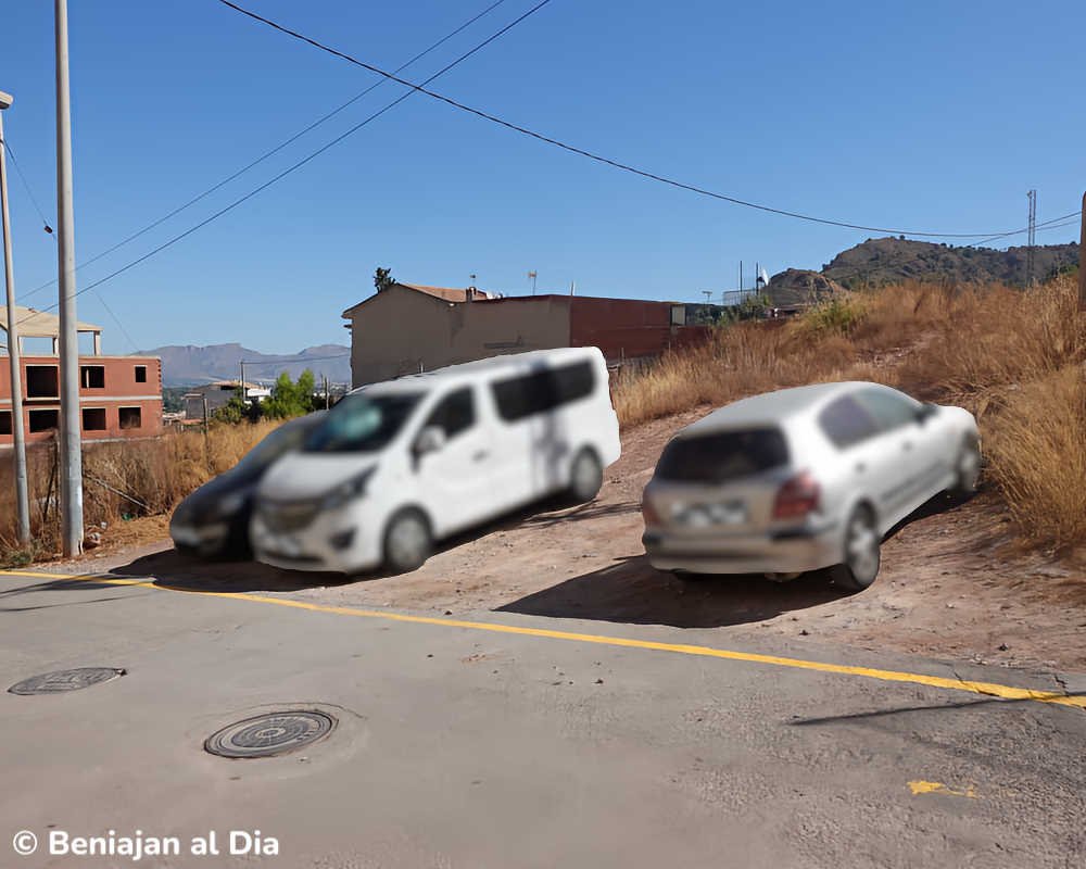 Vehículos estacionados en el solar público de la calle Peñas Negras de Torreagüera pese a la línea amarilla que prohíbe aparcar