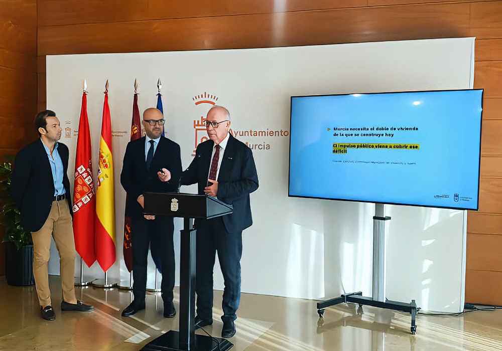 Concejales Antonio Navarro y José Francisco Muñoz junto al responsable de Urbamusa presentan las 325 viviendas protegidas, con 15 en Beniaján, en el Ayuntamiento de Murcia